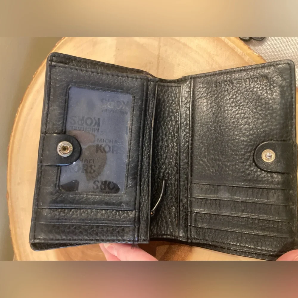 MICHAEL KORS Black Wallet Window‎ ID Credit Cards Slots Bi Fold JET SET